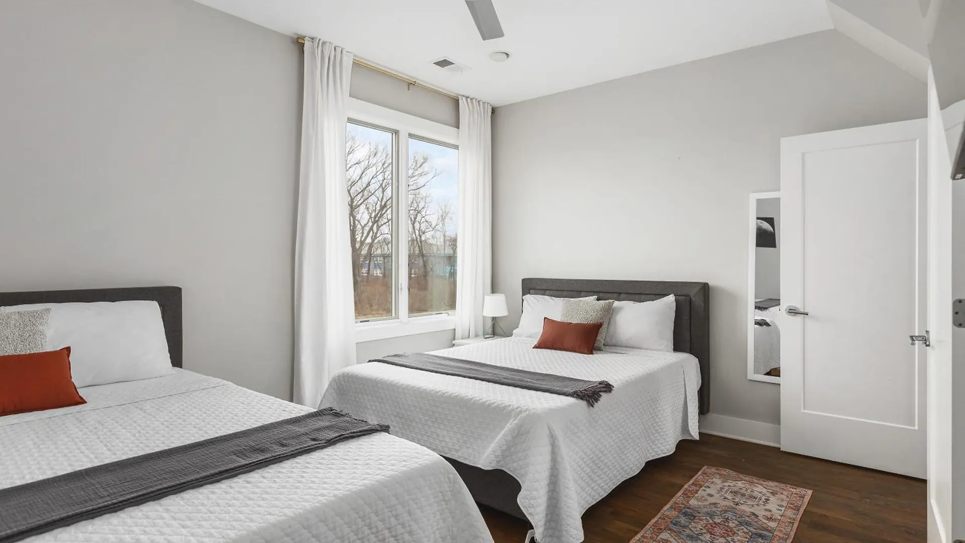 Holiday home Modern Luxury Rooftop Deck, 3 Mi To Downtown Nashville
